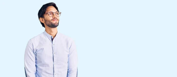 Schöner Hispanischer Mann Mit Businesshemd Und Brille Der Zur Seite — Stockfoto