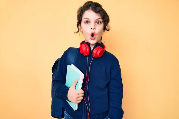 Carino Ispanico Bambino Tenendo Studente Zaino Libri Spaventato Stupito Con — Foto Stock