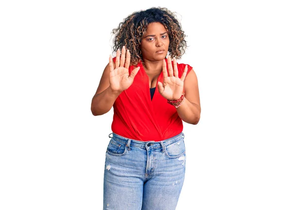 Jonge Afro Amerikaanse Size Vrouw Draagt Casual Stijl Met Mouwloos — Stockfoto