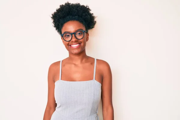 Młoda Afroamerykanka Luźnych Ubraniach Okularach Wyglądająca Pozytywnie Szczęśliwie Stojąca Uśmiechnięta — Zdjęcie stockowe
