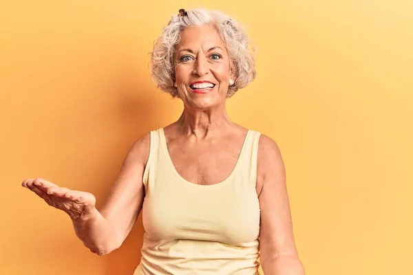 Senior Mulher Cabelos Grisalhos Vestindo Roupas Casuais Sorrindo Alegre Com — Fotografia de Stock