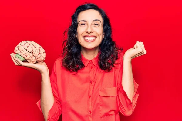 Junge Schöne Hispanische Frau Hält Gehirn Schreiend Stolz Feiert Sieg — Stockfoto