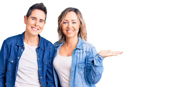 Pareja Mujeres Vestidas Con Ropa Casual Sonriendo Alegre Presentando Señalando — Foto de Stock