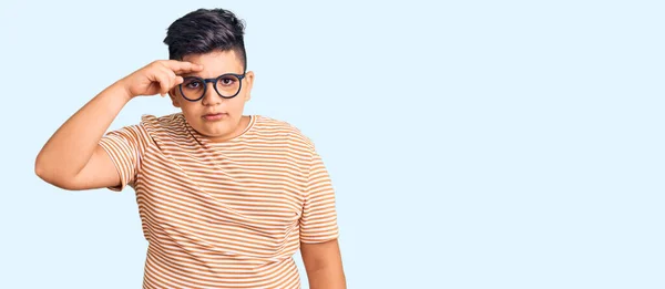 Niño Pequeño Con Ropa Casual Gafas Apuntando Infeliz Grano Frente —  Fotos de Stock