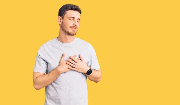 Jovem Bonito Com Urso Vestindo Camiseta Casual Sorrindo Com Mãos — Fotografia de Stock