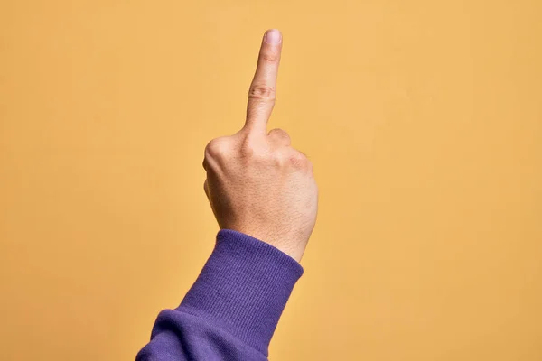 Hand Caucasian Young Man Showing Fingers Isolated Yellow Background Showing — Stock fotografie