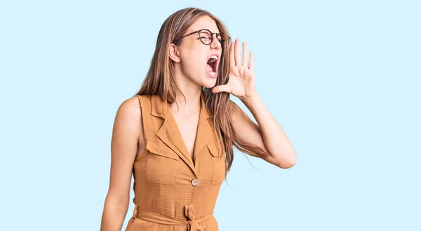 Jovem Mulher Loira Bonita Vestindo Roupas Casuais Óculos Gritando Gritando — Fotografia de Stock