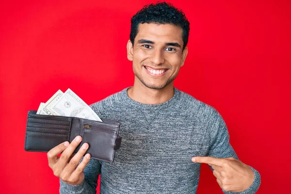 Ung Stilig Hispanic Man Håller Plånbok Med Dollar Pekar Finger — Stockfoto