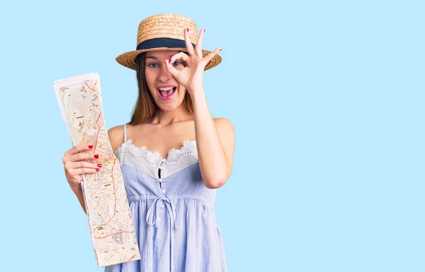 Krásná Brunetka Mladá Žena Nosí Letní Klobouk Drží Mapu Města — Stock fotografie