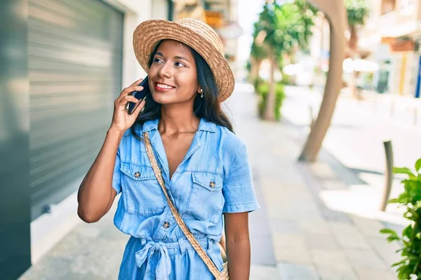 Молодая Индианка Улыбается Счастливой Используя Смартфон Городе — стоковое фото