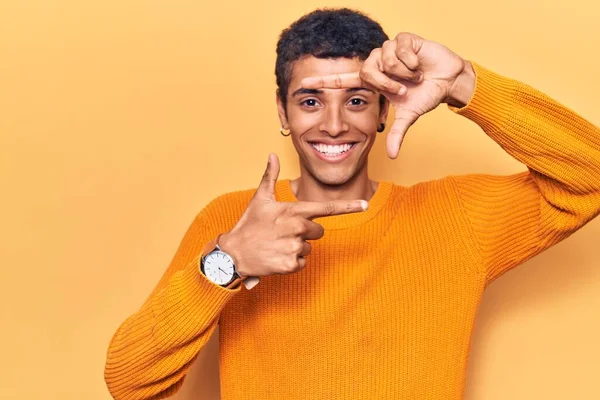 Молодий Афроамериканський Чоловік Повсякденному Одязі Посміхається Роблячи Рамку Руками Пальцями — стокове фото