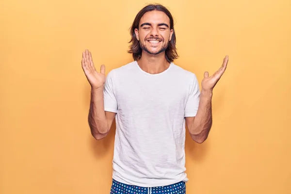 Joven Hombre Guapo Con Ropa Casual Celebrando Loco Loco Por —  Fotos de Stock