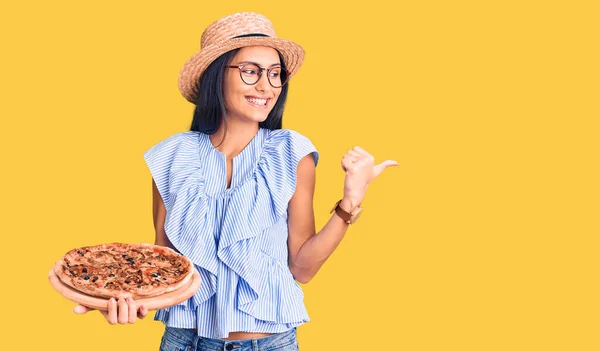 Joven Hermosa Chica Latina Con Sombrero Verano Gafas Sosteniendo Pizza — Foto de Stock