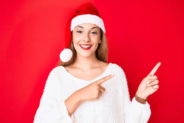 Jovem Morena Usando Chapéu Natal Sorrindo Olhando Para Câmera Apontando — Fotografia de Stock