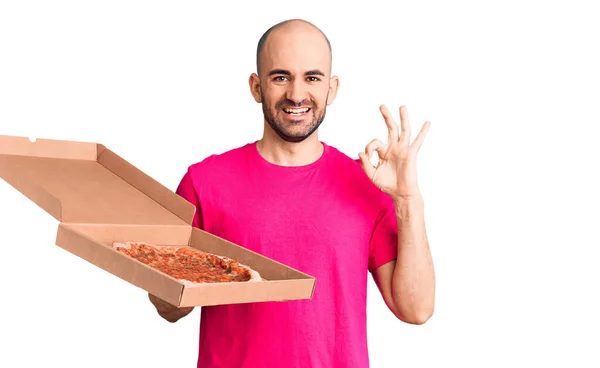 Młody Przystojny Mężczyzna Trzymając Dostawy Pizzy Karton Pole Robi Znak — Zdjęcie stockowe