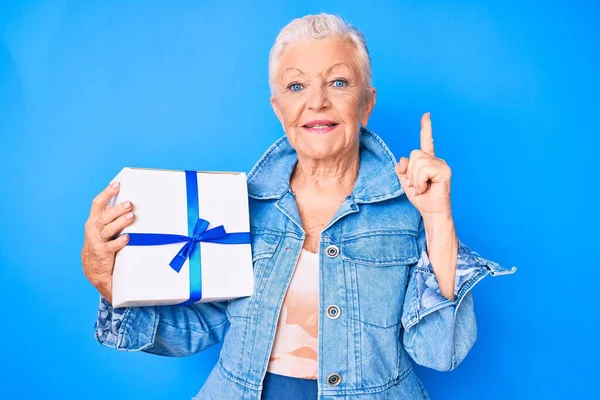 Mulher Bonita Sênior Com Olhos Azuis Cabelos Grisalhos Segurando Presente — Fotografia de Stock