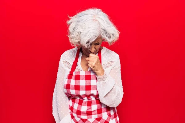 头发灰白 头戴围裙的老年妇女感觉不适 咳嗽是感冒或支气管炎的症状 保健概念 — 图库照片