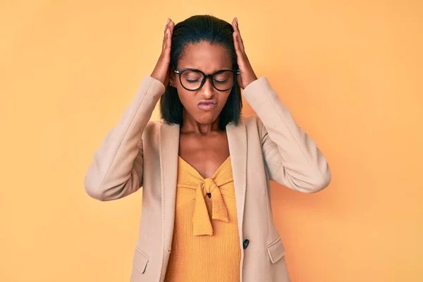 Mujer Afroamericana Joven Vestida Con Ropa Negocios Que Sufre Dolor —  Fotos de Stock