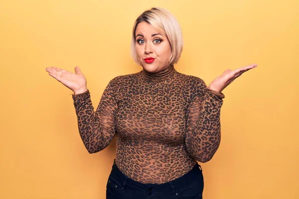 Junge Schöne Blonde Size Frau Lässigem Shirt Über Isoliertem Gelben — Stockfoto