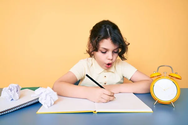 Carino Ispanico Bambino Che Studia Scuola Libro Scrittura Seduto Sul — Foto Stock