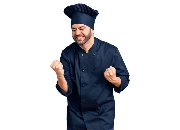 요리사 복장을 스페인 남자는 성공을 기원하며 미소를 지으며 축하의 몸짓을 — 스톡 사진