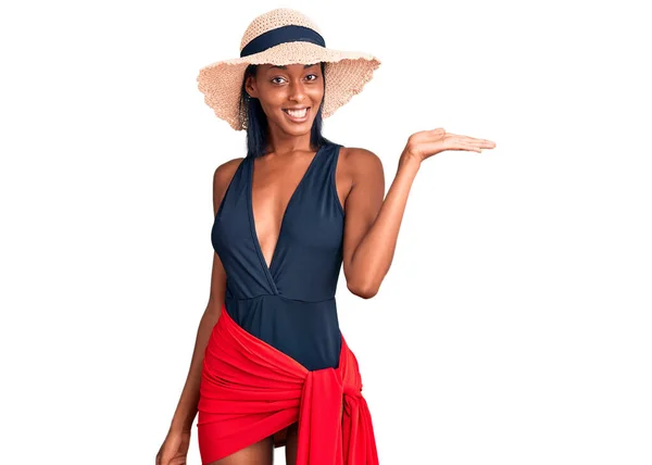 Mladý Africký Američan Žena Sobě Plavky Letní Klobouk Úsměvem Veselý — Stock fotografie