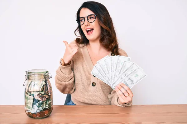 Jong Mooi Brunette Vrouw Holding Pot Met Spaargeld Houden Dollars — Stockfoto