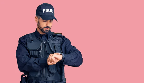Молодий Іспаномовний Чоловік Поліцейській Формі Перевіряє Час Наручних Годинниках Розслаблений — стокове фото