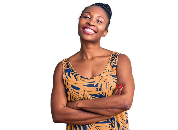 Молодая Африканская Американка Повседневной Одежде Счастливое Лицо Скрещенными Руками Смотрящее — стоковое фото
