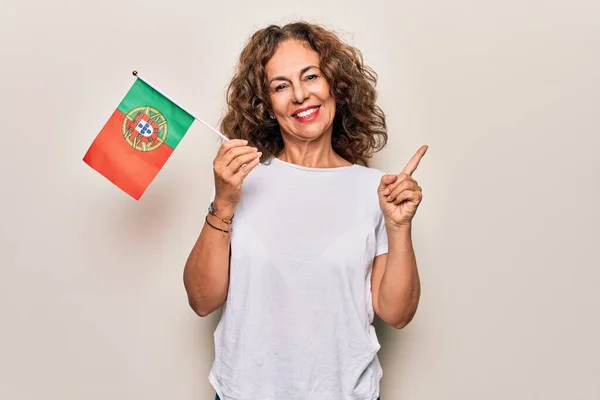 Mittelalter Schöne Patriotische Frau Mit Portugiesischer Flagge Über Isoliertem Weißem — Stockfoto