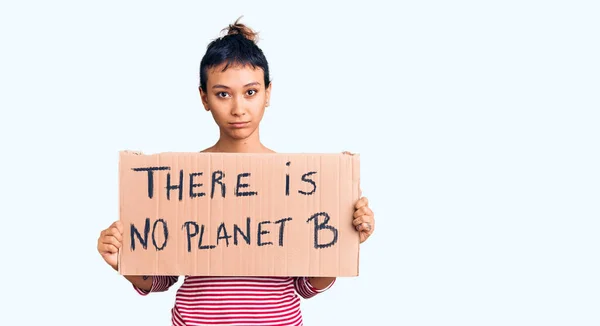 Ung Kvinna Som Håller Det Finns Ingen Planet Banner Tänkande — Stockfoto
