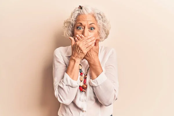 Eine Ältere Grauhaarige Frau Lässiger Kleidung Schockierte Als Sie Fälschlicherweise — Stockfoto