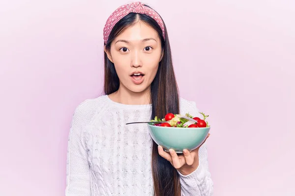 Young Beautiful Chinese Woman Eating Bowl Salad Scared Amazed Open — Stock Photo, Image