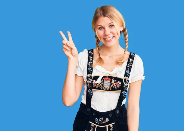 Jeune Belle Femme Blonde Portant Une Robe Oktoberfest Souriante Regardant — Photo