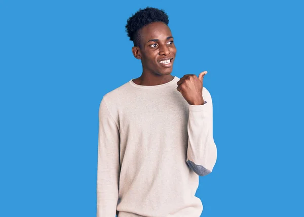 Jovem Afro Americano Vestindo Roupas Casuais Sorrindo Com Rosto Feliz — Fotografia de Stock