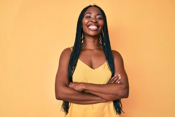 Afro Amerikaanse Vrouw Met Vlechten Casual Kleding Vrolijk Gezicht Glimlachend — Stockfoto