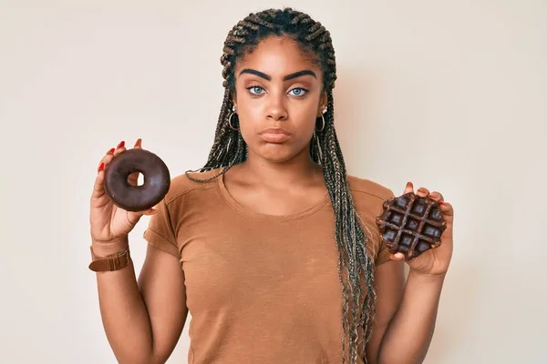 Fiatal Afro Amerikai Fonatokkal Csokoládés Fánkkal Gofrival Kezében Depressziós Aggódik — Stock Fotó