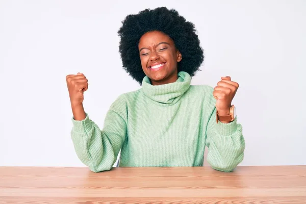 Fiatal Afro Amerikai Visel Alkalmi Téli Pulóver Nagyon Boldog Izgatott — Stock Fotó