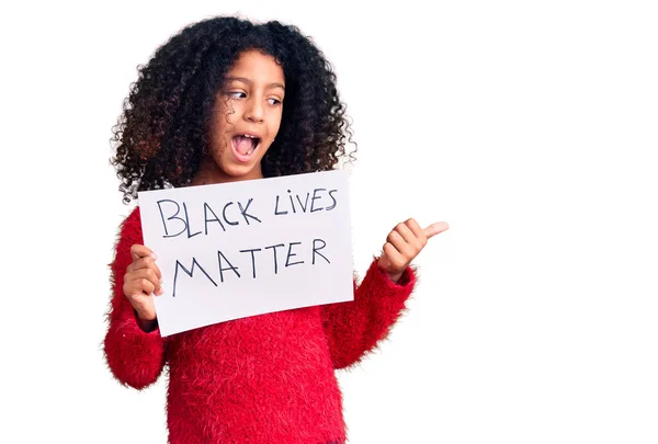 Niño Afroamericano Con Pelo Rizado Sosteniendo Vidas Negras Banner Materia — Foto de Stock