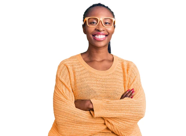 Fiatal Afro Amerikai Alkalmi Ruhában Szemüvegben Boldog Arc Mosolyogva Keresztbe — Stock Fotó
