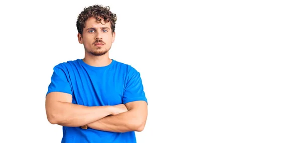 Joven Hombre Guapo Con Pelo Rizado Usando Ropa Casual Escéptico —  Fotos de Stock