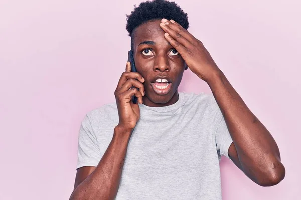 Jovem Afro Americano Conversando Smartphone Estressado Frustrado Com Mão Cabeça — Fotografia de Stock