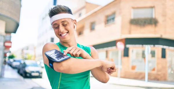 Joven Deportista Hispano Usando Smartphone Auriculares Caminando Por Calle Ciudad — Foto de Stock