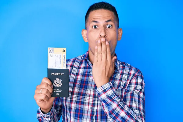 Joven Hombre Latino Guapo Sosteniendo Los Estados Unidos Pasaporte Tarjeta — Foto de Stock