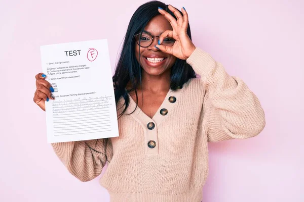 Młoda Afroamerykanka Pokazuje Nieudany Egzamin Uśmiechnięty Szczęśliwy Robi Znak Ręki — Zdjęcie stockowe