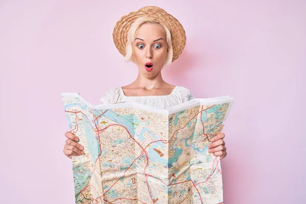 Sarışın Yaz Şapkası Takan Genç Bir Kadın Şehir Haritasını Tutuyor — Stok fotoğraf