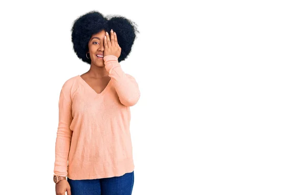 Молода Афроамериканка Одягнена Повсякденний Одяг Закриваючи Одне Око Рукою Упевнена — стокове фото