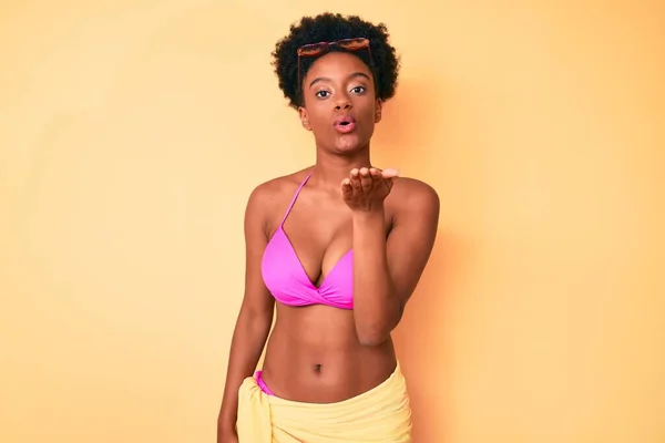 Ung Afrikansk Amerikansk Kvinna Klädd Bikini Tittar Kameran Blåser Kyss — Stockfoto