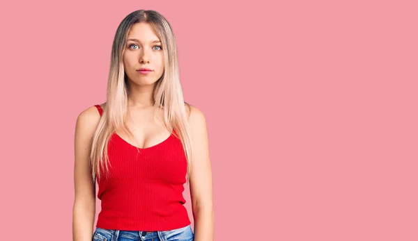 Jonge Mooie Blonde Vrouw Draagt Casual Kleding Met Een Serieuze — Stockfoto