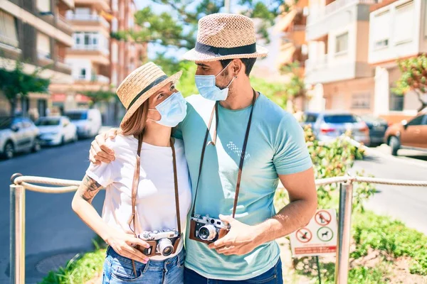 Young Couple Boyfriend Girlfriend Tourists Summer Trip Wearing Coronavirus Safety — Stock Photo, Image